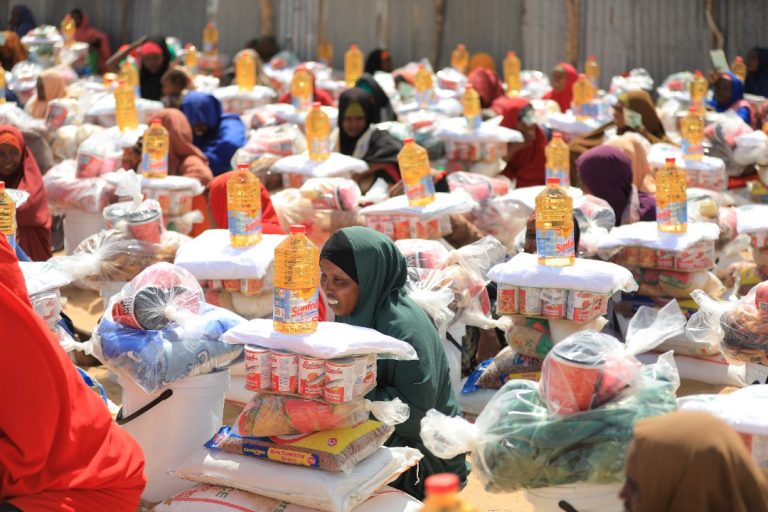 Hey’adda Maareynta Musiibooyinka Qaranka oo deeq gargaar ah gaarsiisay in kabadan 600oo Qoys oo ku nool Deyniile