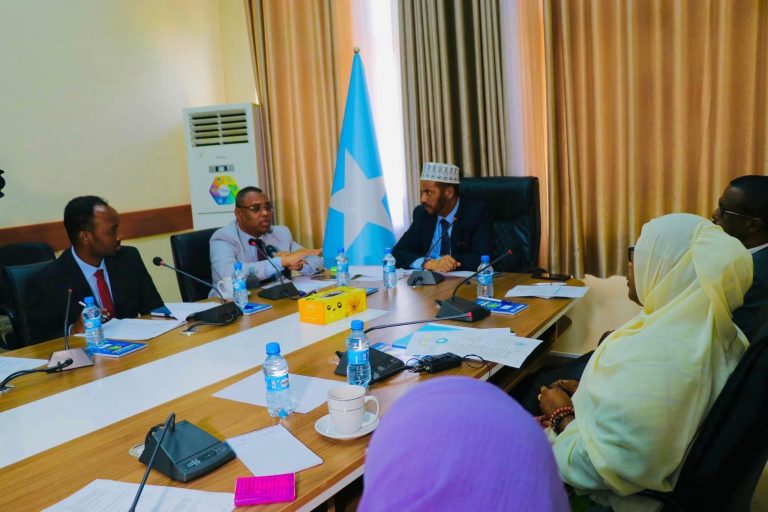 Wasiirka Ganacsiga iyo Warshadaha XFS Xildhibbaan Jibril Abdirashid Haji Abdi, ayaa maanta hor-tegay Guddiga Dhaqaalaha, Maaliyadda, Ganacsiga, Warshadaha, Isgaarsiinta iyo Dalxiiska ee Aqalka Sare ee BFS