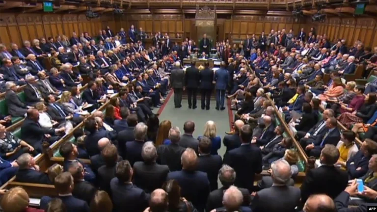 Xildhibaannada UK oo ammaankooda u cabsaday kadib markii ay kordheen weerarada tooreyda