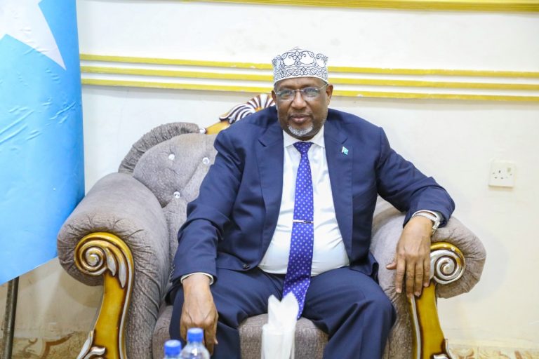 Guddoomiyaha Golaha Shacabka oo Baydhabo kula kulmay Guddiga Amnigga Koonfur Galbeed.