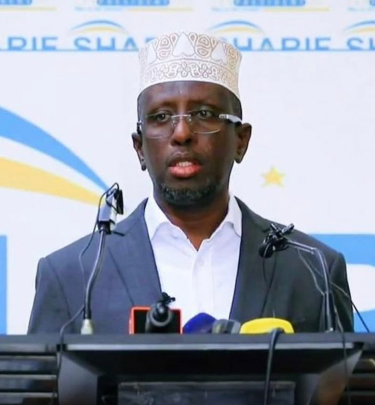 Madaxweynihii hore JFS Sheekh Shariif oo bogaadiyay dardarta uu ku socdo dagaalka lagula jira khawaarijta