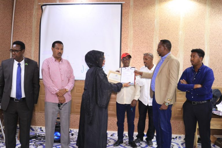 Wasiirka wasaaradda cadaalada iyo arrimaha Garsoorka dowlad goboleedka Galmudug Cabdi Maxamed Fiidow ayaa xilalka ukala wareejiyey maareeyihii hore ee Garoonka Diyaaradaha Dhuusamareeb
