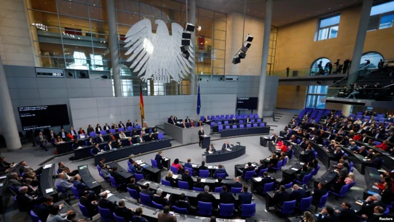 Baarlamaanka Midawga Yurub oo ‘xasaanadda ka qaadaya laba mudane