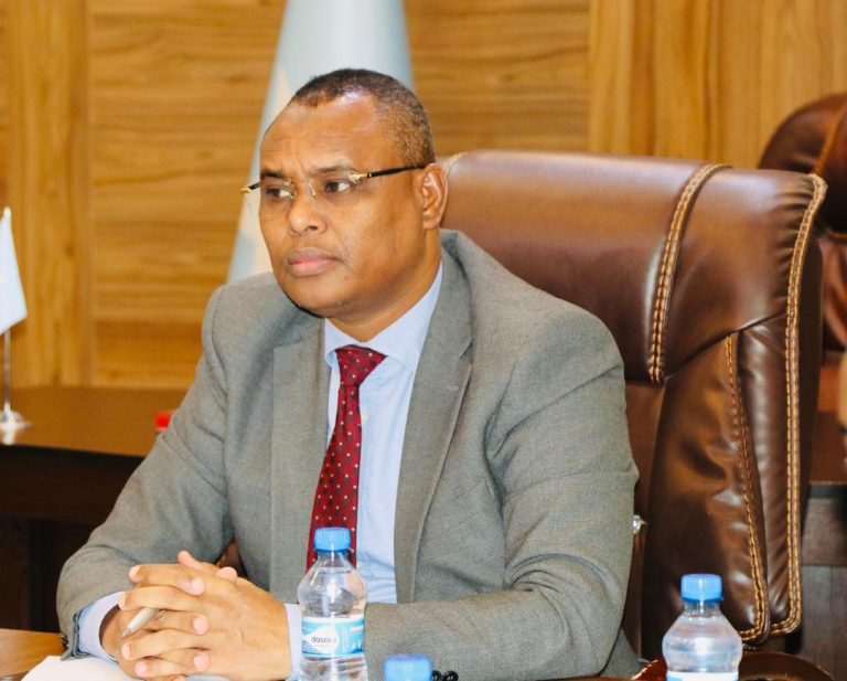 Wasiirka Ganacsiga XFS oo Kulan la qaatay Masuuliyiinta Wasaaradda {Sawirro}