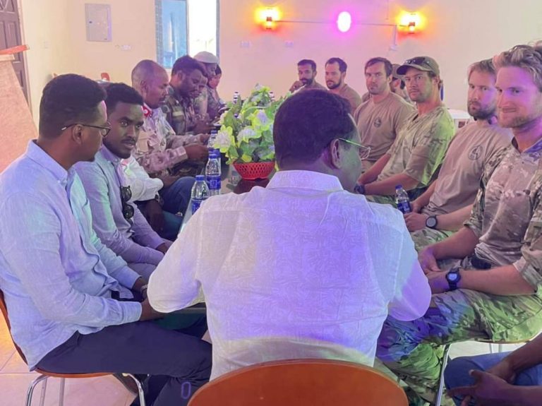 Madaxweynaha Galmudug Axmed Cabdi Kaariye Qoor Qoor oo wehliyo Wasiirka Wasaaradda Tamarta iyo Kheyraadka Biyaha Galmudug Maxamuud Cabdi Kaarshe ayaa kulan muhiim ah la yeeshay saraakiisha Africom ee Saldhigoodu yahay Magaalo xeebeedka Hobyo.
