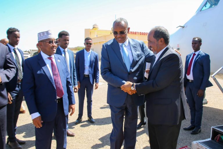Madaxweyne Xasan Sheekh Maxamuud iyo wafdi uu hoggaaminayo oo magaalada Baydhaba u gaaray dhammeystirka wada-hallada Shirka dib u heshiisiinta Koonfur-galbeed