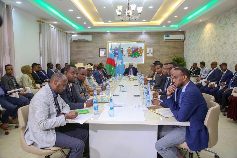 Gudoomiyaha Golaha Shacabka Mudane Shekh Aadan Maxamed Nuur (Madoobe)   ayaa kulan looga hadlay Dardargelinta Wajiga Labaad ee Shirka Dib U-Heshiisinta Xasiloonida la qaatay Golaha Wasiirada Dowlada Koonfur Galbeed,