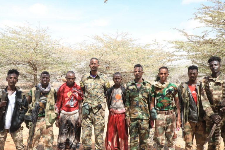 Labo ka mid ah dhallinyarada ay qaldeen Khawaarijta Al-Shabaab oo  maanta isku soo dhiibay ciidanka xoogga dalka