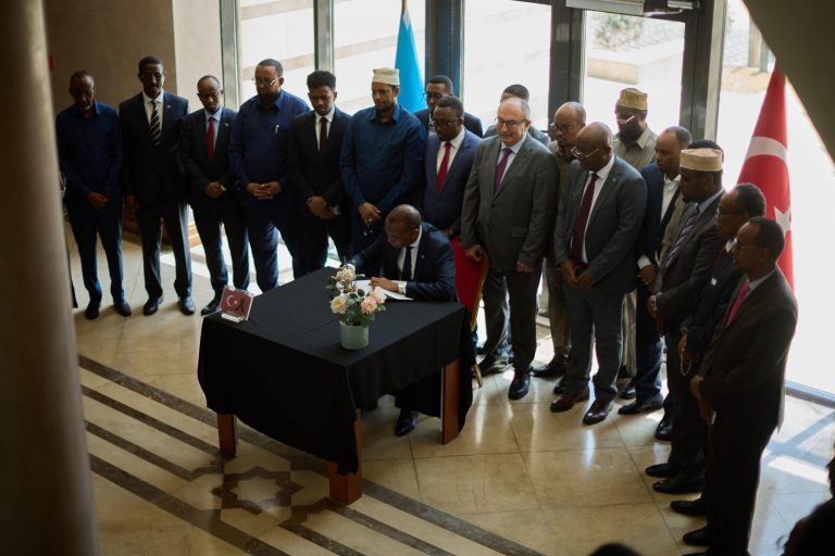 Ra’iisul Wasaare Hamse iyo xubno ka tirsan Golihiisa Wasiirrada oo  maanta tagay safaaradda dalka aan walaalaha nahay ee Turkiye