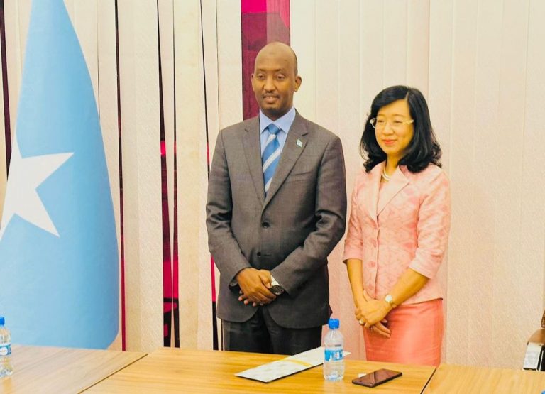 Wasiirka Wasaaradda Kalluumeysiga XFS oo kulan la qaatay Danjiraha cusub ee dowladda Thailand u fadhin doonta dalkeenna Soomaaliya