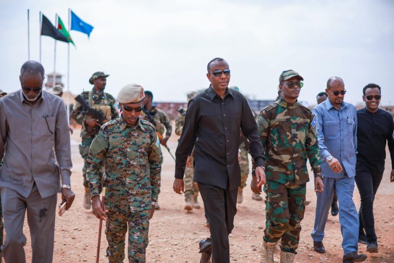 Ra’iisul Wasaaraha Xukuumadda Federaalka Mudane Xamsa Cabdi Barre oo maanta gaaray Saldhigga Ballidoogle ayaa u soo xiray tababar ciidamo ka tirsan Kumaandooska Danab ee xoogga dalka.