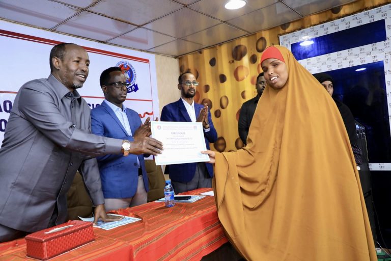 Duqa magaalada oo tababar aqoon korosi ah usoo xiray 111-qof