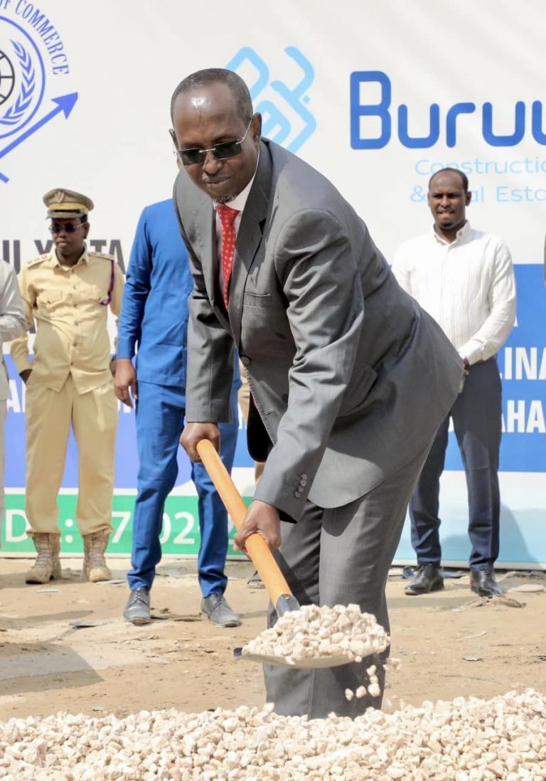 Gudoomiye madaale oo dhagax dhigay wadada isku xirta kaxda iyo Ex-control.