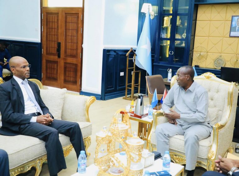 Guddoomiyaha Gobolka Banaadir Ahna Duqa Magaalada Muqdisho Mudane Yuusuf Xuseen Jimcaale (Madaale) ayaa Aqalka Dowladda Hoose ee Xamar ku qaabilay Safiir Kuxigeenka Safaarada Suudaan ahna Sii-haayaha Safiirka