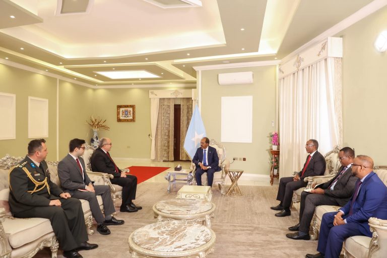 Madaxweyne Xasan Sheekh warqadaha aqoonsiga danjirenimo ka guddoomay safiirrada cusub ee dalalka, Turkiga, Burundi  iyo Thailand ee loo soo magacaabay Soomaaliya