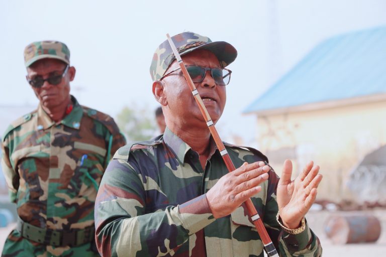 Wasiirka amniga Jubbaland oo uu weheliyo taliyaha qaybta 43aad ee ciidanka xoogga dalka ayaa maanta kormeeray xerooyinka ciidamada ee degmada Afmadow.