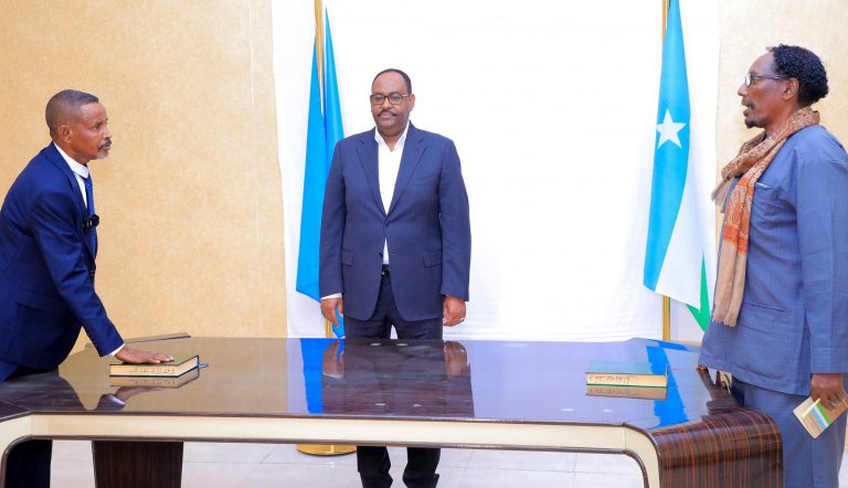 Madaxweyne Dani oo goobjoog ka noqday dhaarinta xeer Ilaaliyaha guud iyo Gudoomiyaha Maxkamada Ciidamada qalabka sida ee Puntland