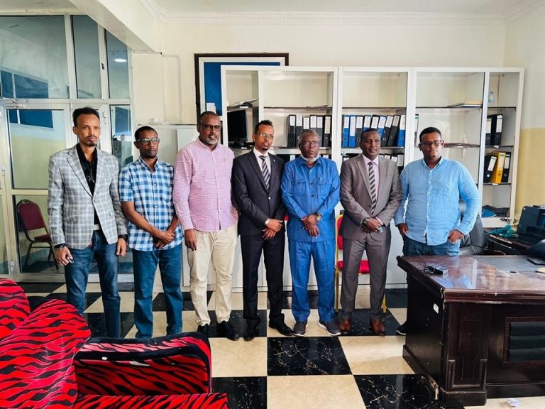 Agaasimaha Guud ee Wasaaradda Warfaafinta XFS iyo Guddiga shaqaalaha Rayidka Dowladda  oo maanta daahfuray tirakoobka madax ka tiriska ah ee shaqaalaha wasaaradda