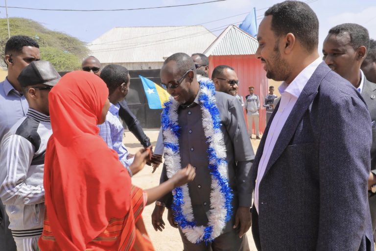 Guddoomiyaha Gobolka Banaadir oo xariga ka jaray xarun cusub oo ay waaxda Dad-dhigista ee Dowladda Hoose Xamar ka hirgalisay Degmada Wadajir