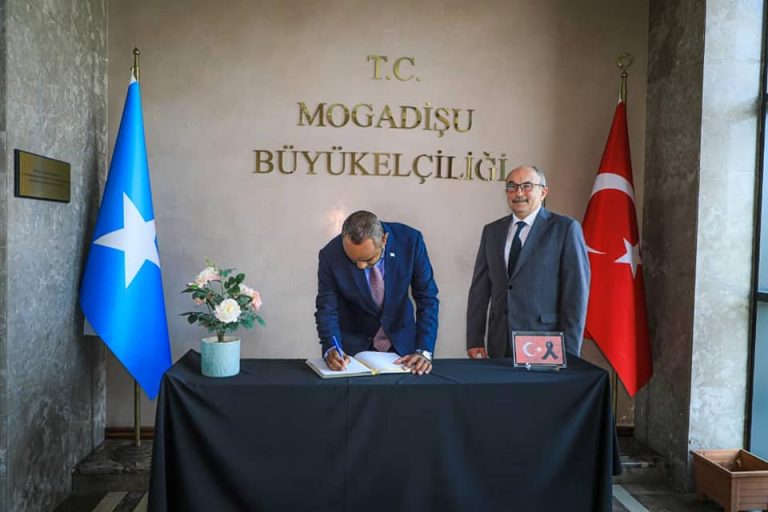 Wasiirka Difaaca XFS Mudane Cabdulqaadir Maxamed Nuur (Jaamac) ayaa maanta safaarada dalka aan walaalaha nahay ee Turkiga uu Tacsi ugu tagay Safiirka Turkiga u jooga Soomaaliya