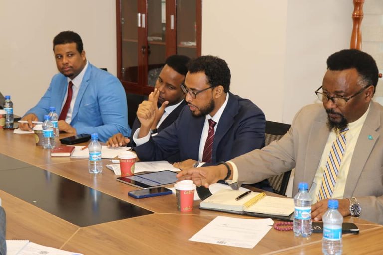 Guddiga Warfaafinta Golaha Shacabka BFS oo kulan la qaatay madaxda Wasaaradda Isgaarsiinta & Teknolojiyada Xukuumadda Soomaaliya