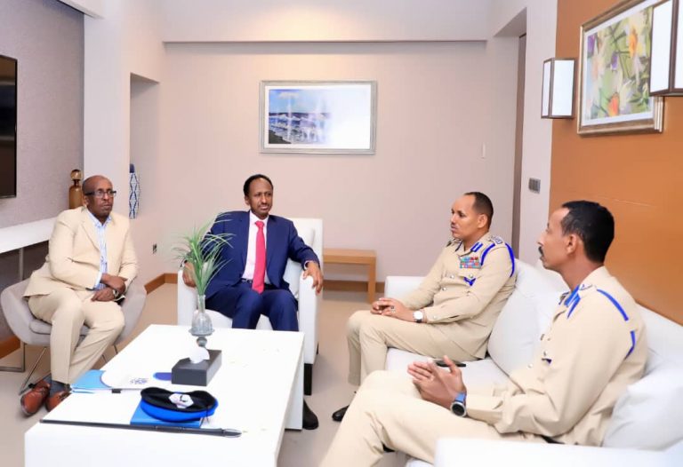 Wasiirka Amniga XFS oo la kulmay Taliyaha Ciidanka Boliiska Soomaaliyeed