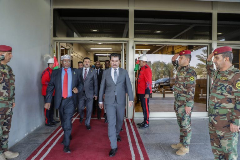 Guddoomiye Sheekh Aadan Madoobe  oo la kulmay Ku simaha Guddoomiyaha ahna Guddoomiye ku-xigeenka dalka Ciraaq
