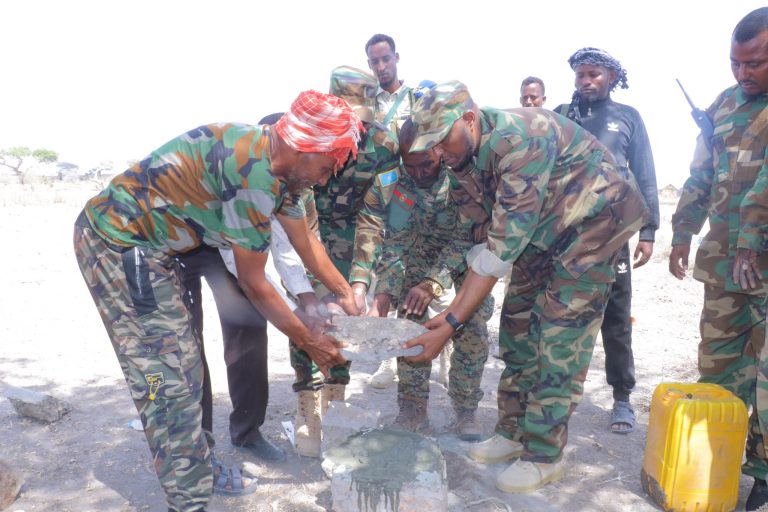 Wafdi uu hugaaminayo Wasiirka Wasaaradda Waxbarashada Jubbland oo Gaaray Deegaanka Janaay Cabdalla