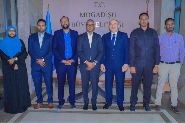 Guddoomiyaha Hay’adda Maaraynta Musiibooyinka iyo Wasiiradda Gargaarka Maamul Goboledyada oo la kulmay Safiirka dalka Turkiga u jooga Soomaaliya