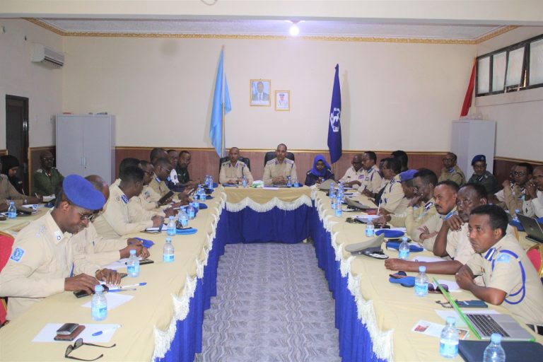 Taliyaha Ciidanka Booliska Soomaaliyeed oo la kulamay Hoggaamada iyo Fadhiyada Madaxa-banaan ee Ciidanka.