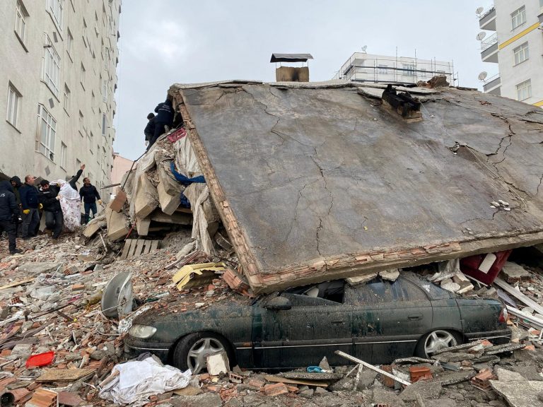 Khasaaraha dhulgariirka Turkiga iyo Syria oo kor u dhaafay 3,700 oo dhimasho ah