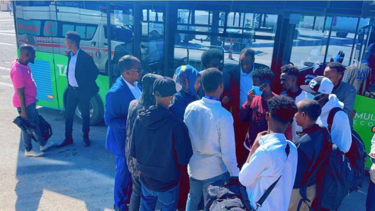 Dowladda Soomaaliya oo Dhallinyaro laga soo daayay Xabsiyada Libya ku soo celisay dalka. {Sawirro}