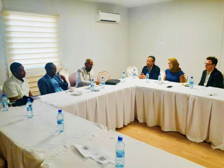 Gudoomiyaha hay’adda  oo la kulmay koox ka socoto hay’adda Global Protection Team.