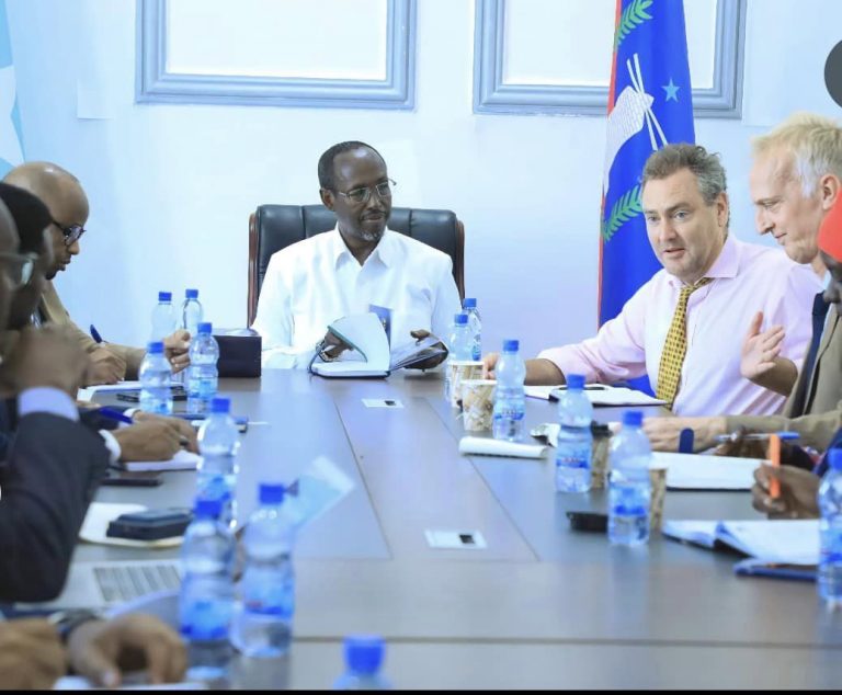 Gudoomiyaha Gobolka Banaadir oo giddoomiyay kulan looga hadlayey amniga