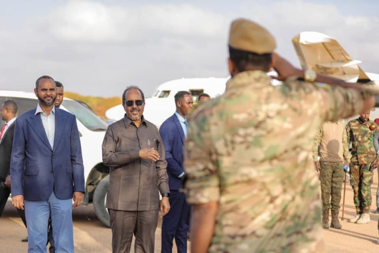 Madaxweyne Xasan Sheikh oo kormeeray xeryaha ciidamada DANAB ee magaalada Kismaayo