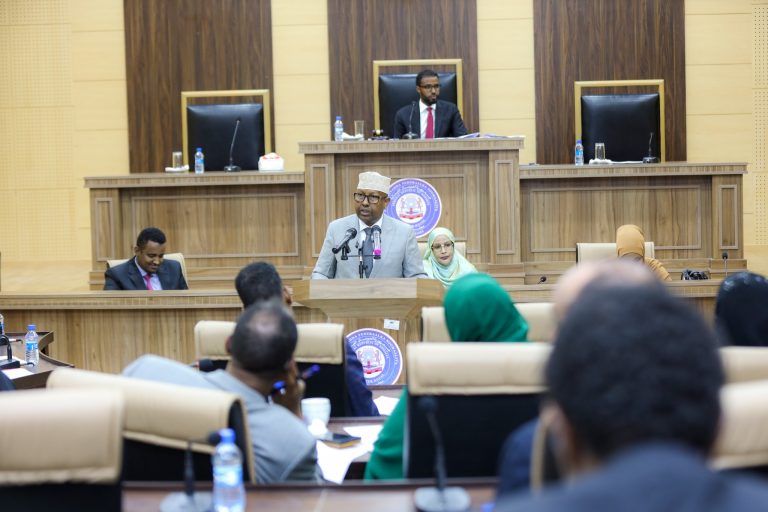 Aqalka Sare oo Ansixiyay Hindise Sharciyeedka Aqoonsiga iyo Diiwaangelinta Dadweynaha