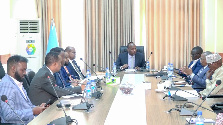 Guddiga Amniga iyo Difaaca Golaha Aqalka Sare oo Maanta la kulmay Madaxda wasaaradda Amniga Gudaha XFS