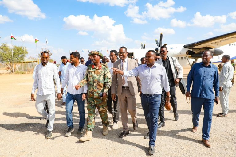 Wafdi uu hoggaaminayo Agasimaha Guud ee Madaxtooyada JFS oo Gaaray Magaalada Baydhabo