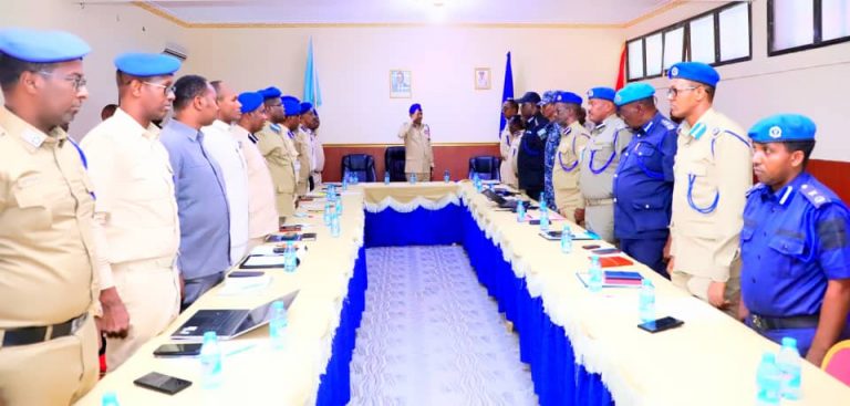 Taliyaha Ciidanka Boliiska Soomaaliyeed oo Guddoomiyey Kulan looga hadlayey Amniga Magaalada Muqdisho