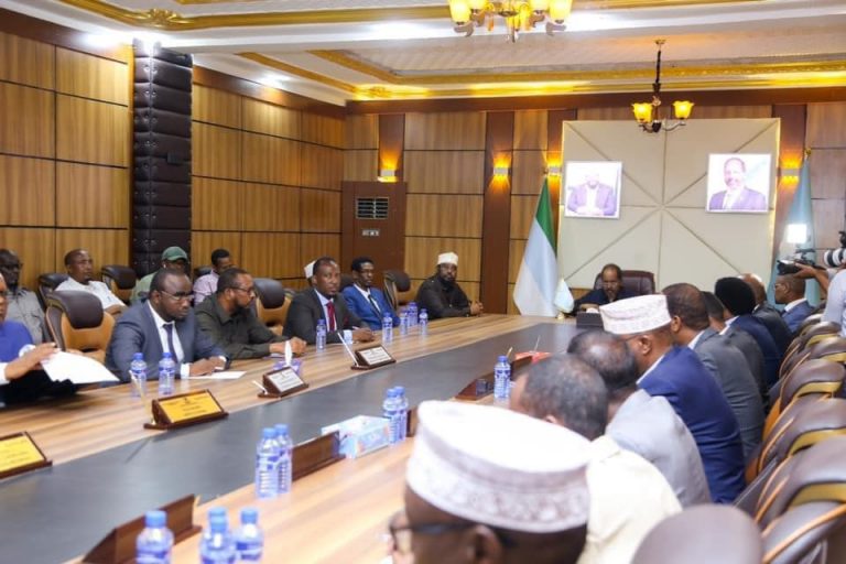 Madaxweyne Xasan Sheekh oo Golaha Wasiirada jubbaland kala Hadlay dagaalka ka dhanka ah Khawaarijta