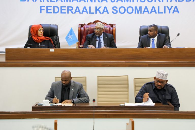 Gudoomiye sheekh Aadan oo shir gudoomiyey kalfadhiga labaad kulankiisa 27-aad ee golaha shacabka