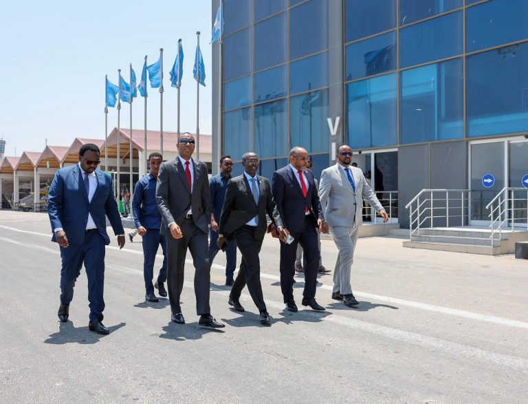 Ra’iisul Wasaaraha XFS mudane Xamse Cabdi Barre oo ay wehliyaan Ra’iisul Wasaare ku xigeenka iyo Guddoomiyaha Gobolka Banaadir ayaa u ambabaxay magaalada Baydhab