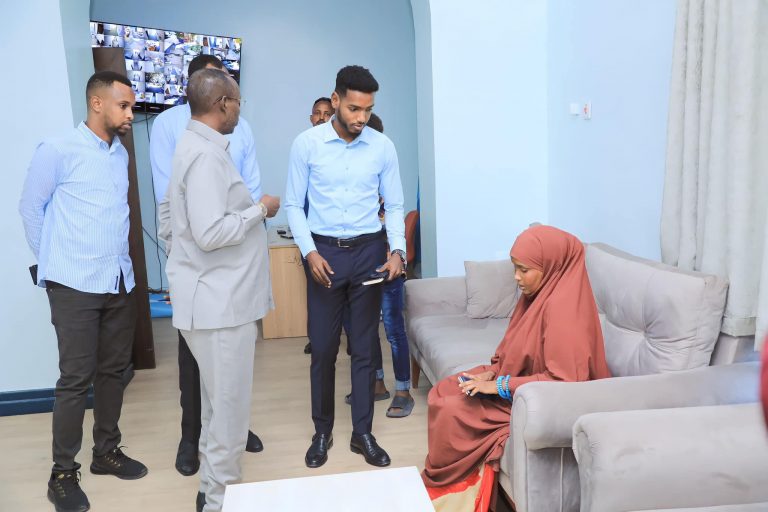 Guddoomiyaha Gobobolka Banaadir oo kulan ambabixin ah xafiiskiisa kula qaatay dhibane Deeqa Maxamed Makaraan