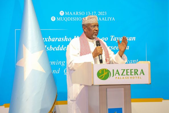 Sheekh Aadan Madoobe” Ilmaha beenta loo sheegay ee isqarxinaya iyo ciyaal weerada aqoontaa ku yar,”