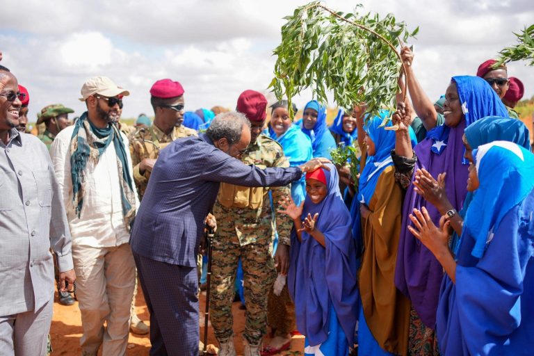 Madaxweyne Xasan Sheekh oo uu wehliyo Madaxweynaha Hiirshabelle oo si weyn lagu soodhaweeyey Aadan-yabaal
