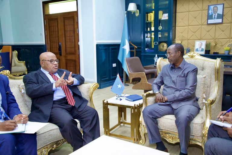 Guddoomiyaha Gobolka Banaadir oo qaabilay Madaxa howlgalka ATMIS {SAWIRRO}