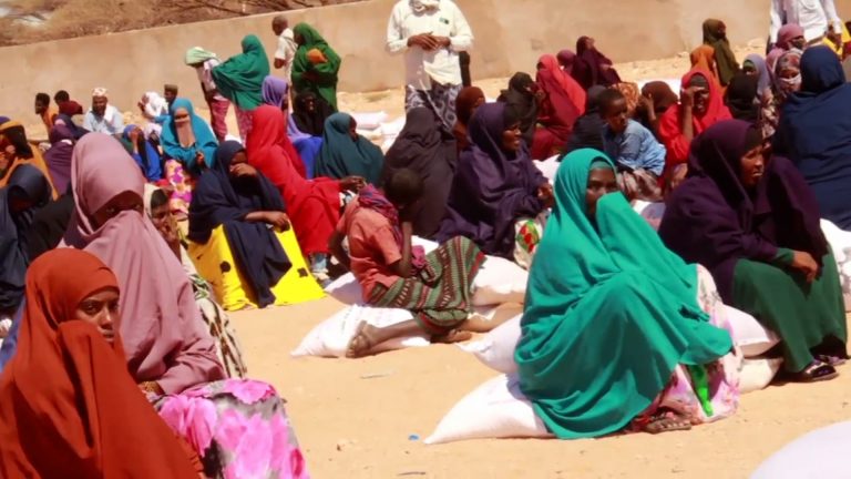 [DAAWO] Hay’adda Maareynta Musiiboyinka  oo 400 qoys oo Khawaarijta ka soo barakiciyeen deganadoodii Gargaar ugu qeybisay degmada Baxdo