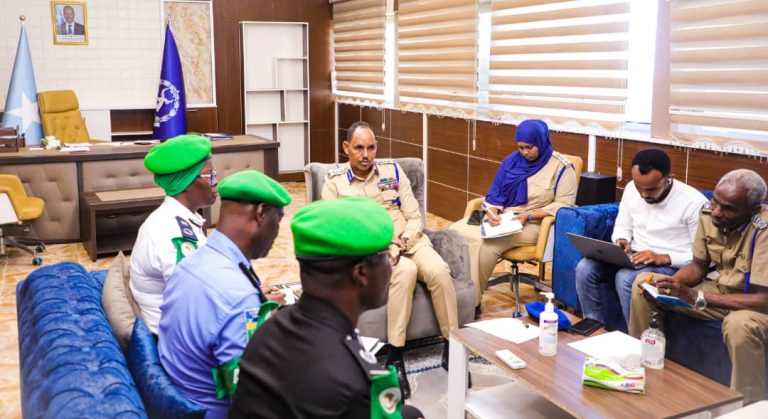 Taliyaha Ciidanka Boliiska oo qaabilay taliyaha Boliiska ATMIS {SAWIRRO}