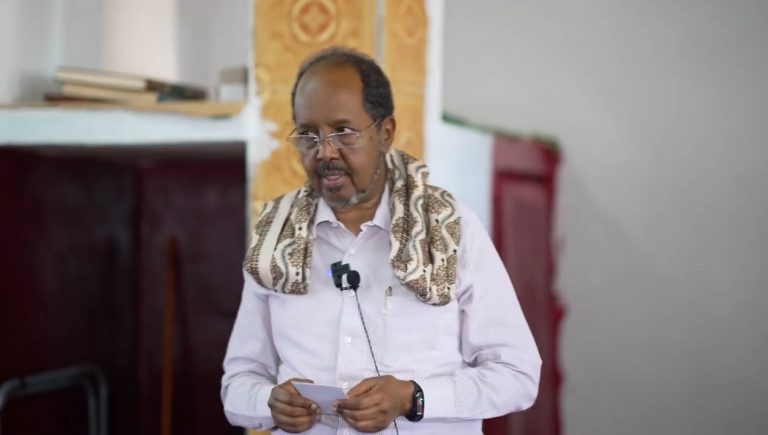 Madaxweyne Xasan Sheekh oo Maanta Salaadda Jimcaha ku oogay Masjidka Madaxtooyada ee Jubaland ee Magaalada Kismaayo