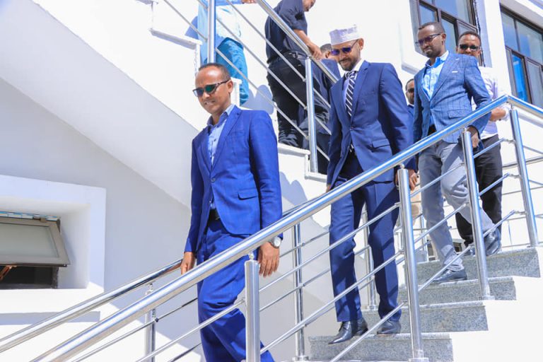 Wasiirka Wasaaradda Tamarta XFS oo la kulmay Guddoomiyaha Hay’adda Maareynta Mudane Maxamuud Macalim Cabdulle